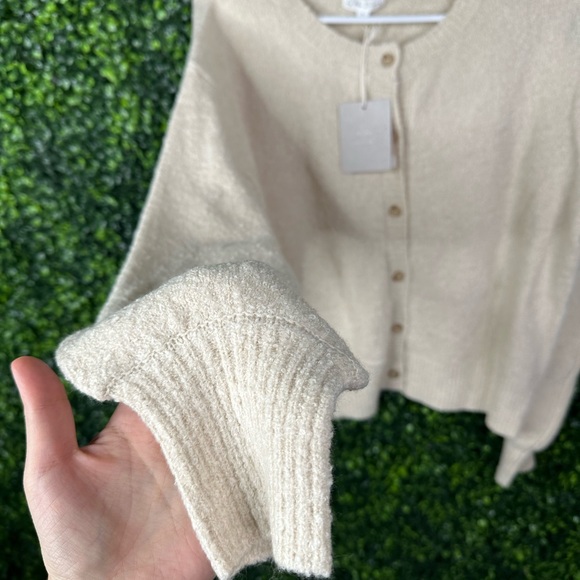 Nwt  cozy Women's Cream button down long sleeve cardigan - Picture 4 of 11